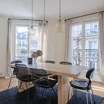 Appartement parisien baigné de soleil