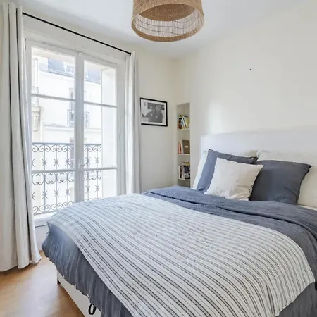 Parisien Baigné De Soleil Parigi